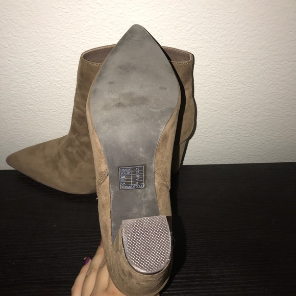 Pointed toe velvet heels - Picture 3 of 3